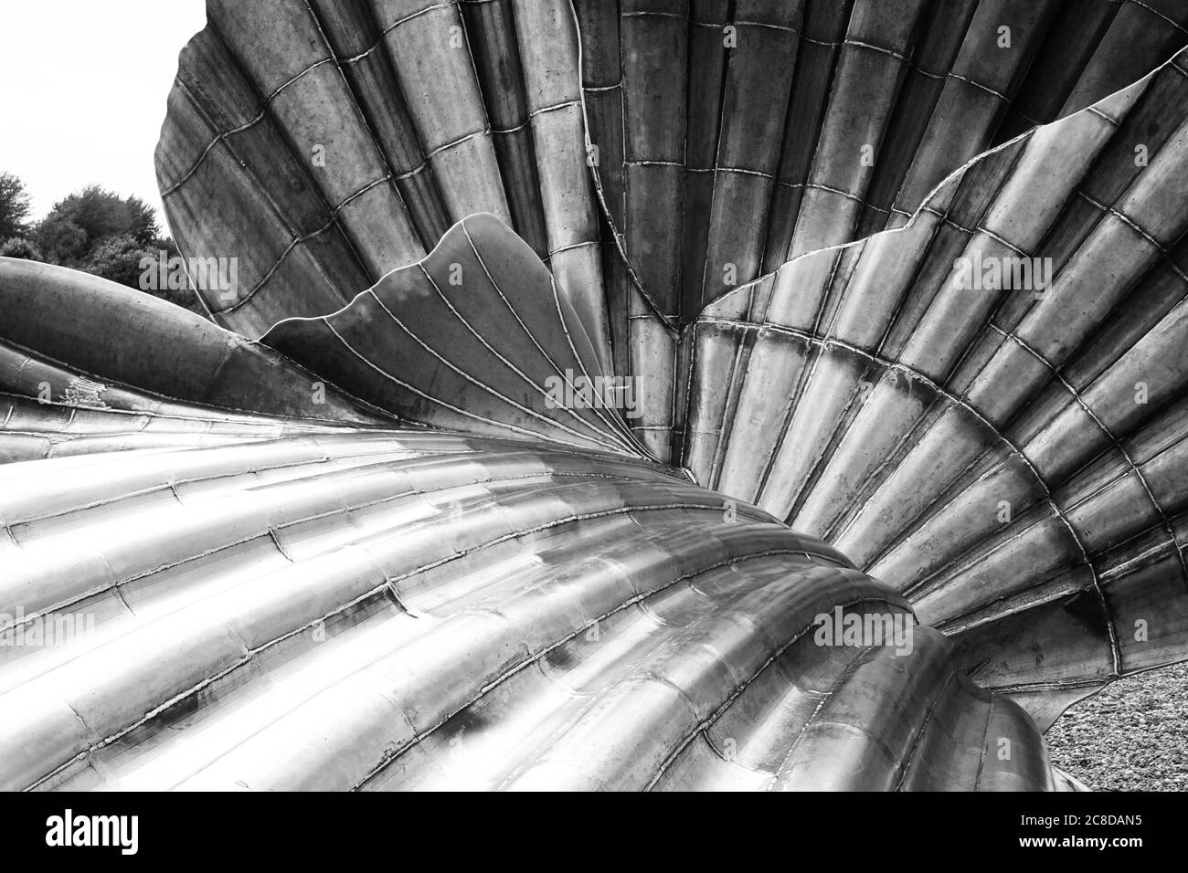 Aldeburgh, Suffolk, UK - 23 luglio 2020: La scallop di Maggi Hambling (2003) sulla spiaggia nord. Ispirato all'opera di Benjamin Britten, Peter Grimes. Foto Stock