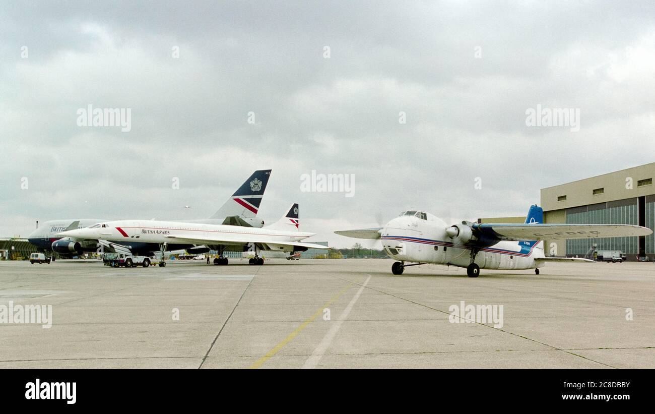 A Bristol 170 Freighter 31 registrazione C-FDFC taxi-ing dal British Airways hangar all'aeroporto di Heathrow di Londra nel mese di aprile 1996. Foto Stock