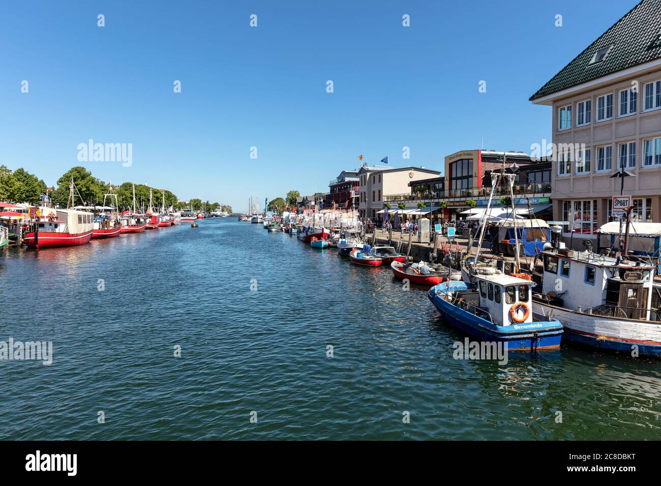 canale chiamato ‘Alter Strom’ (canale vecchio) nel quartiere Warnemünde della città di Rostock, nel Meclemburgo, in Germania Foto Stock