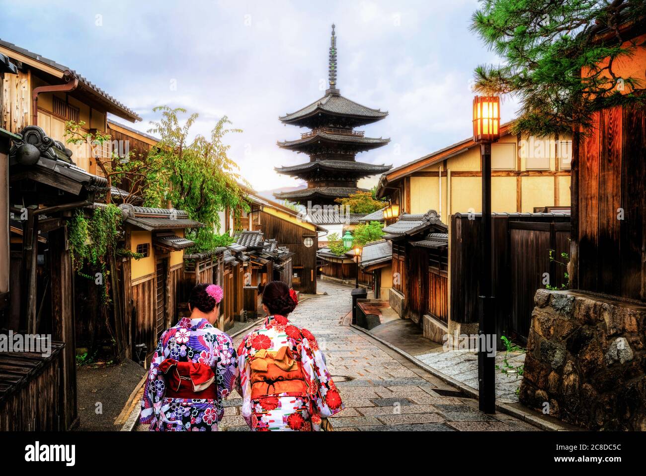 Viaggiatori nel quartiere di Higashiyama, Kyoto, Giappone Foto Stock
