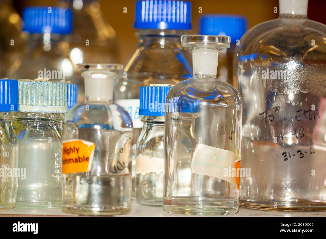 Oxford, UK 10/24/2009: Una panoramica ravvicinata di un gruppo di bottiglie utilizzate in un laboratorio scientifico. Questi flaconi in vetro borosilicato sono resistenti al calore A. Foto Stock