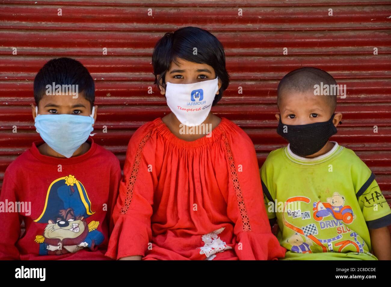 Srinagar, India. 23 luglio 2020. I bambini non Kashmiri posano per una fotografia all'esterno di un negozio chiuso durante il blocco nella Valle del Kashmir. Giovedì sono state imposte severe restrizioni nella maggior parte delle parti del Kashmir, un giorno dopo che l'amministrazione ha annunciato un blocco completo attraverso la Valle per contenere la diffusione di COVID-19. (Foto di Musaib Mushtaq/Pacific Press) Credit: Pacific Press Agency/Alamy Live News Foto Stock