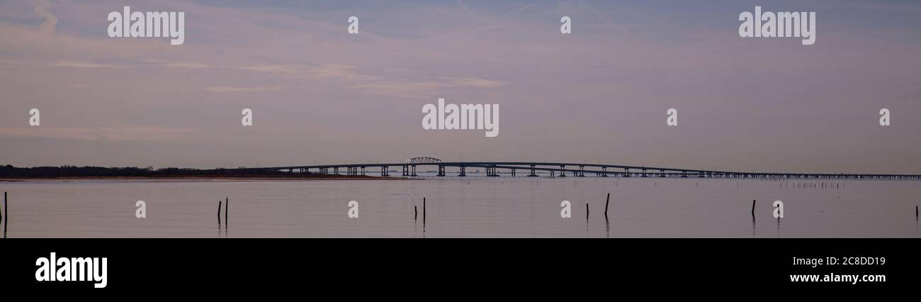 Uno sguardo panoramico al tunnel del ponte Lucius J. Kellam Jr., meglio conosciuto come il tunnel del ponte della baia di Chesapeake. E' tra i mondi piu' lunghi e alti Foto Stock