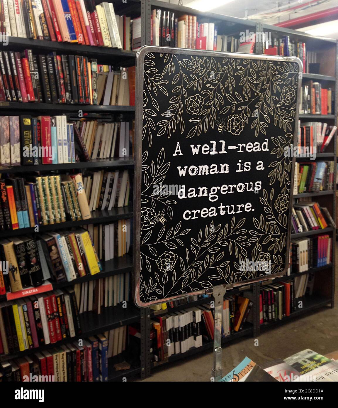 New York City, USA - 02 settembre 2017: Citazione circa i lettori femminili 'UNA donna ben letta è una creatura pericolosa.' alla libreria Strand. Foto Stock