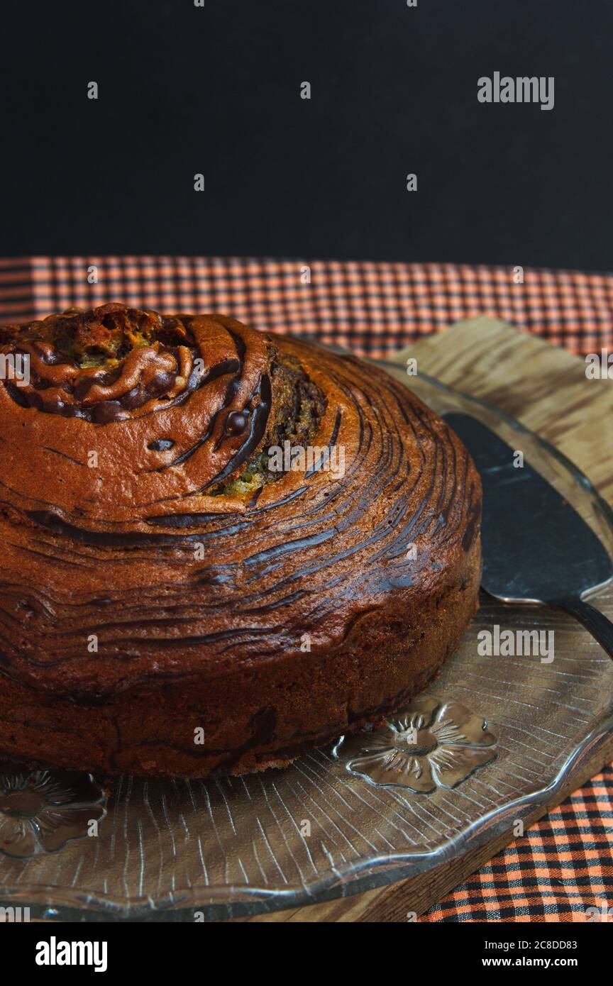 Primo piano di una tigre di cioccolato o vaniglia o torta di zebra fatta in strati che formano strisce nere e bianche Foto Stock