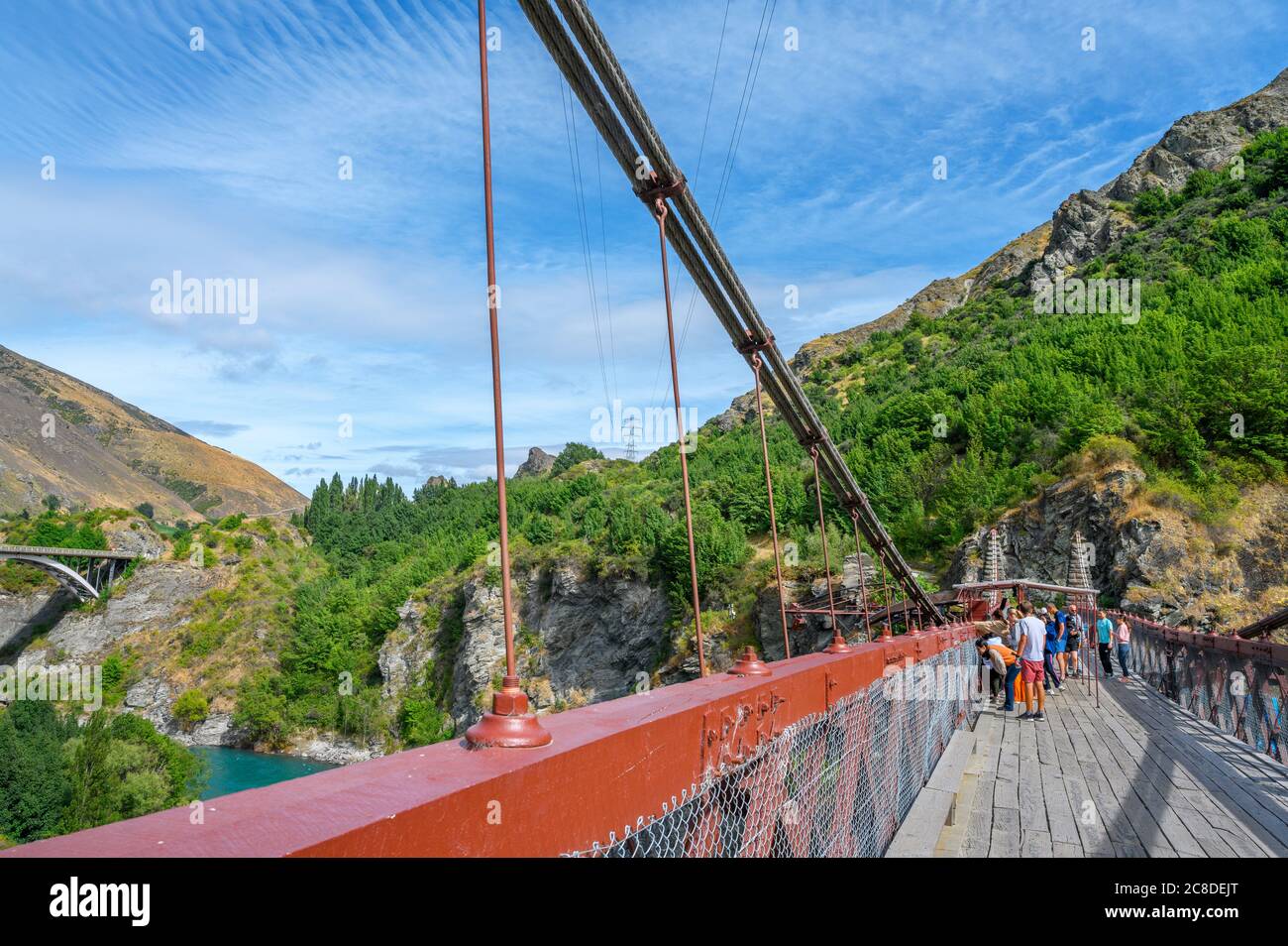 I turisti che aspettano di fare un salto bungy dal ponte sospeso della Gola di Kawarau, Otago, Nuova Zelanda. Il ponte è stato il primo sito di bungee commerciale al mondo. Foto Stock
