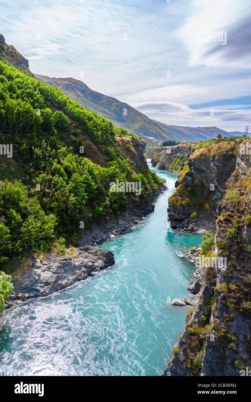 Vista del fiume Kawarau dal ponte sospeso, Gola di Kawarau, Otago, Isola del Sud, Nuova Zelanda. Foto Stock