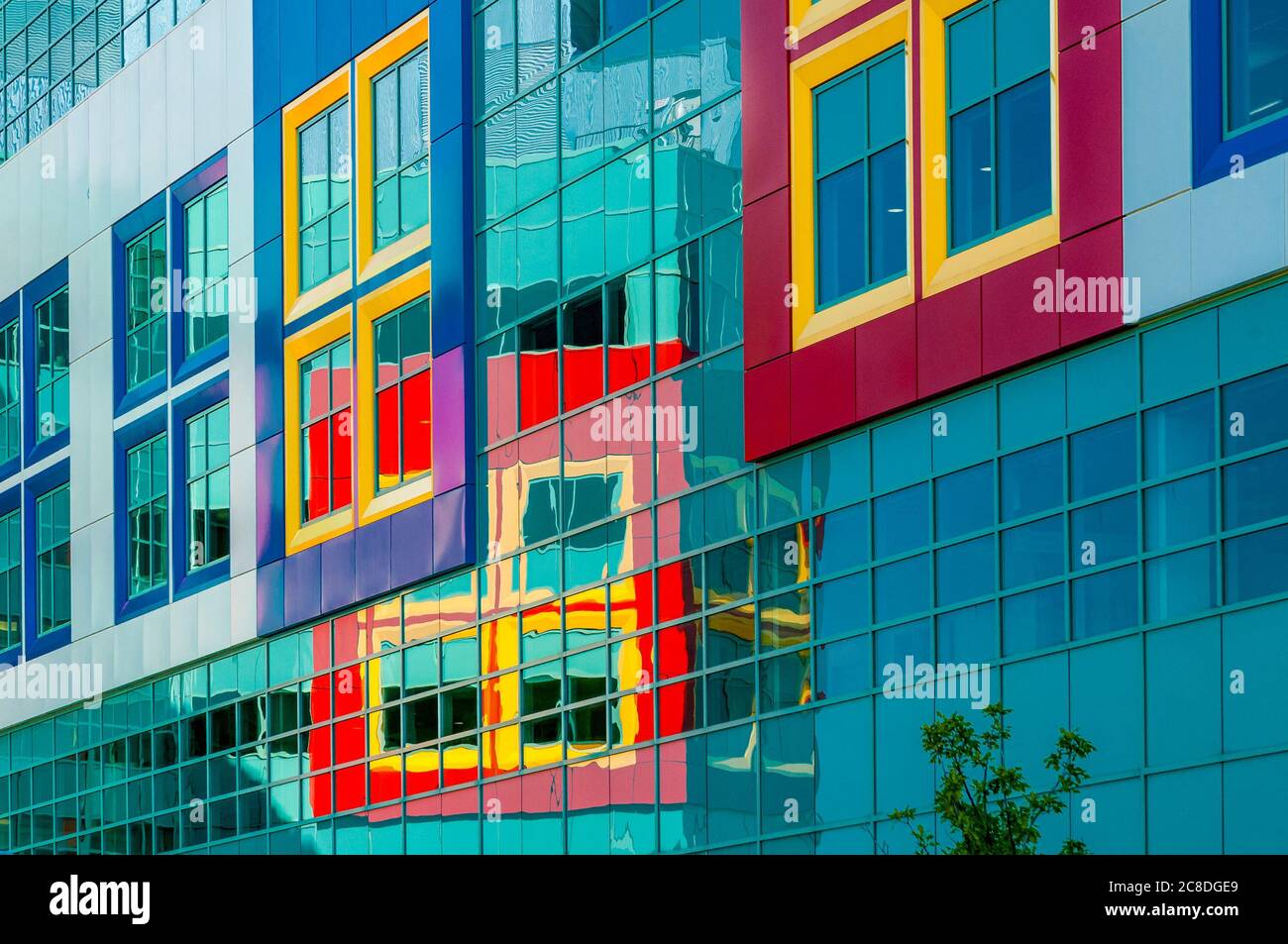 Vetro colorato riflessioni, Alberta ospedale per bambini, Calgary, Alberta, Canada Foto Stock