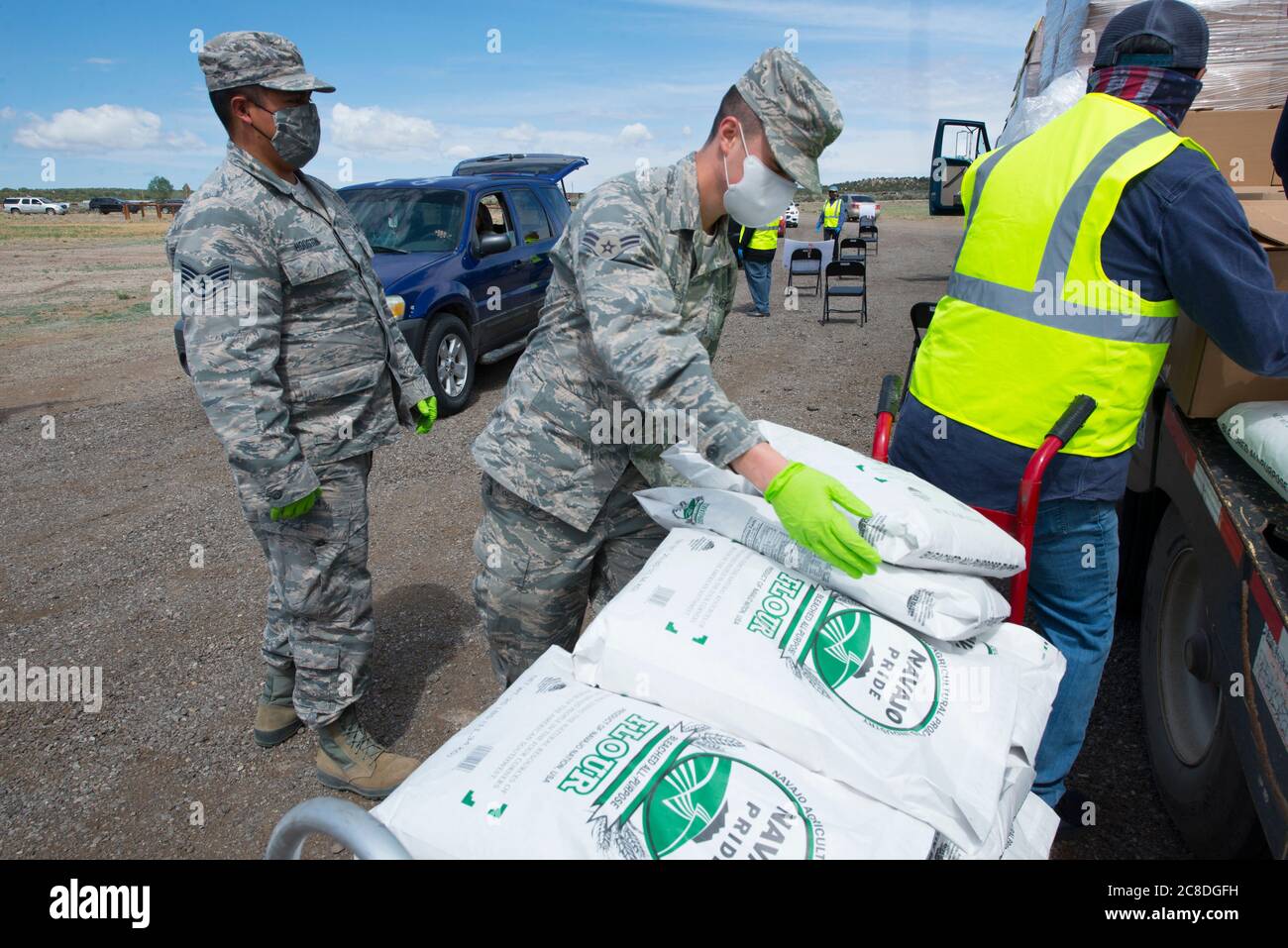 Gli airmen del 150esimo gruppo di supporto della Missione si sono recati a Rock Springs per un'altra consegna di cibo a sostegno della missione di risposta COVID-19 della New Mexico National Guard Joint Task Force. Foto Stock