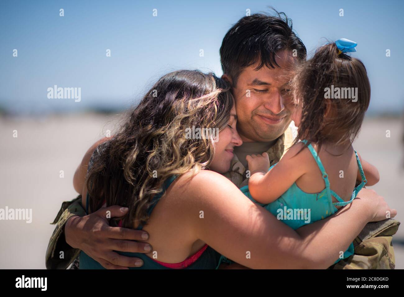 Staff il sergente Miguel Molina, un maestro di carico con l'Airlift Squardran 187, riunisce sua moglie e suo bambino dopo un dispiegamento il 21 luglio 2020 presso la base della Guardia nazionale aerea Wyoming, Cheyenne Wyo. il dispiegamento variava di lunghezza per i membri ed era in una posizione non divulgata. (STATI UNITI Air National Guard foto di Tech. SGT. Jon Alderman) Foto Stock