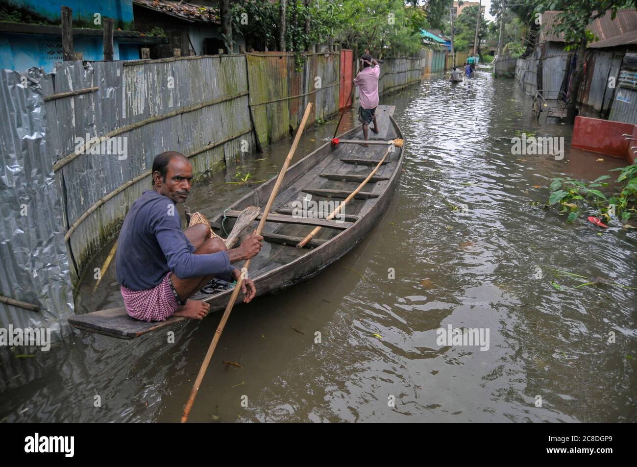 A causa delle forti piogge il fiume è traboccante. Le barche sono l'unico mezzo di trasporto per le persone anche su strada nelle zone residenziali. La città di confine di Sunamganj, Sylhet, Bangladesh. Foto Stock