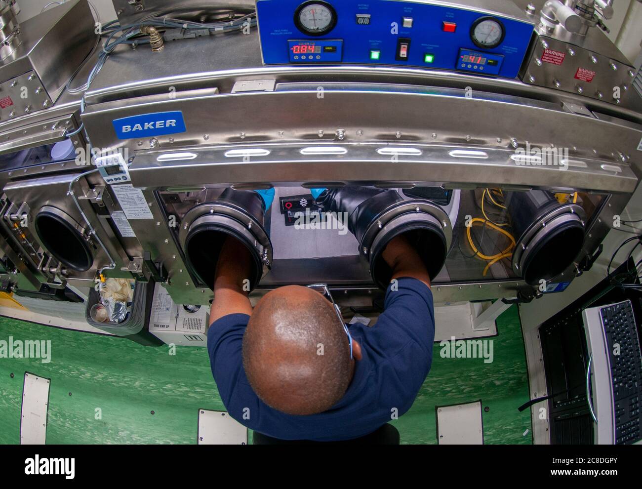 Esercito degli Stati Uniti, Sgt. 1° Classe Keith Benson, un medico non incaricato del 31° team di supporto civile, analizza un campione per COVID-19 a bordo di un veicolo per sistemi di laboratorio analitici sulla base del Delaware Public Health Laboratory di Smyrna, Delaware, 10 giugno 2020. (STATI UNITI Guardia Nazionale dell'esercito foto di Capt. Brendan Mackie) Foto Stock