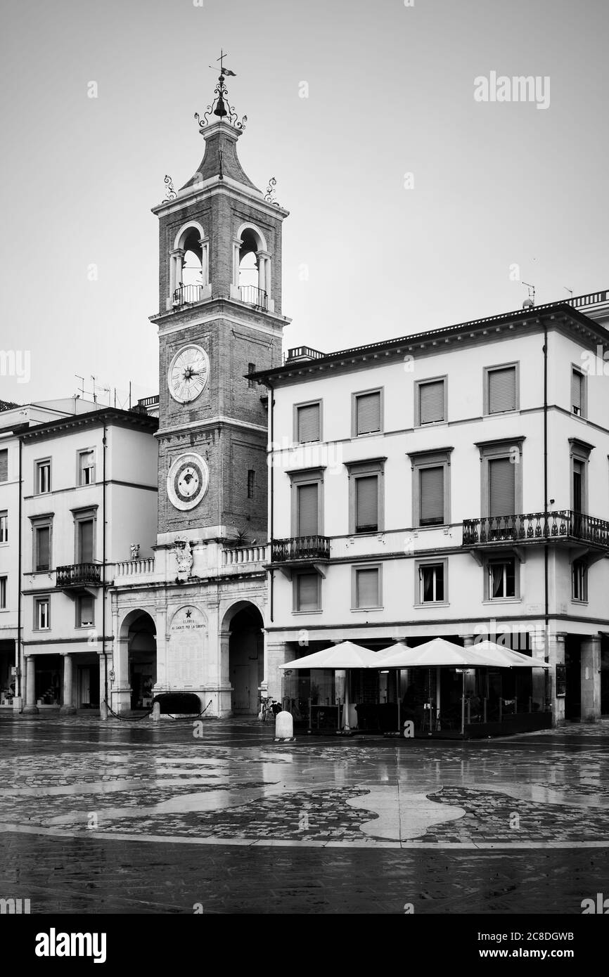 Piazza dei tre Martiri a Rimini, Italia/fotografia urbana in bianco e nero Foto Stock