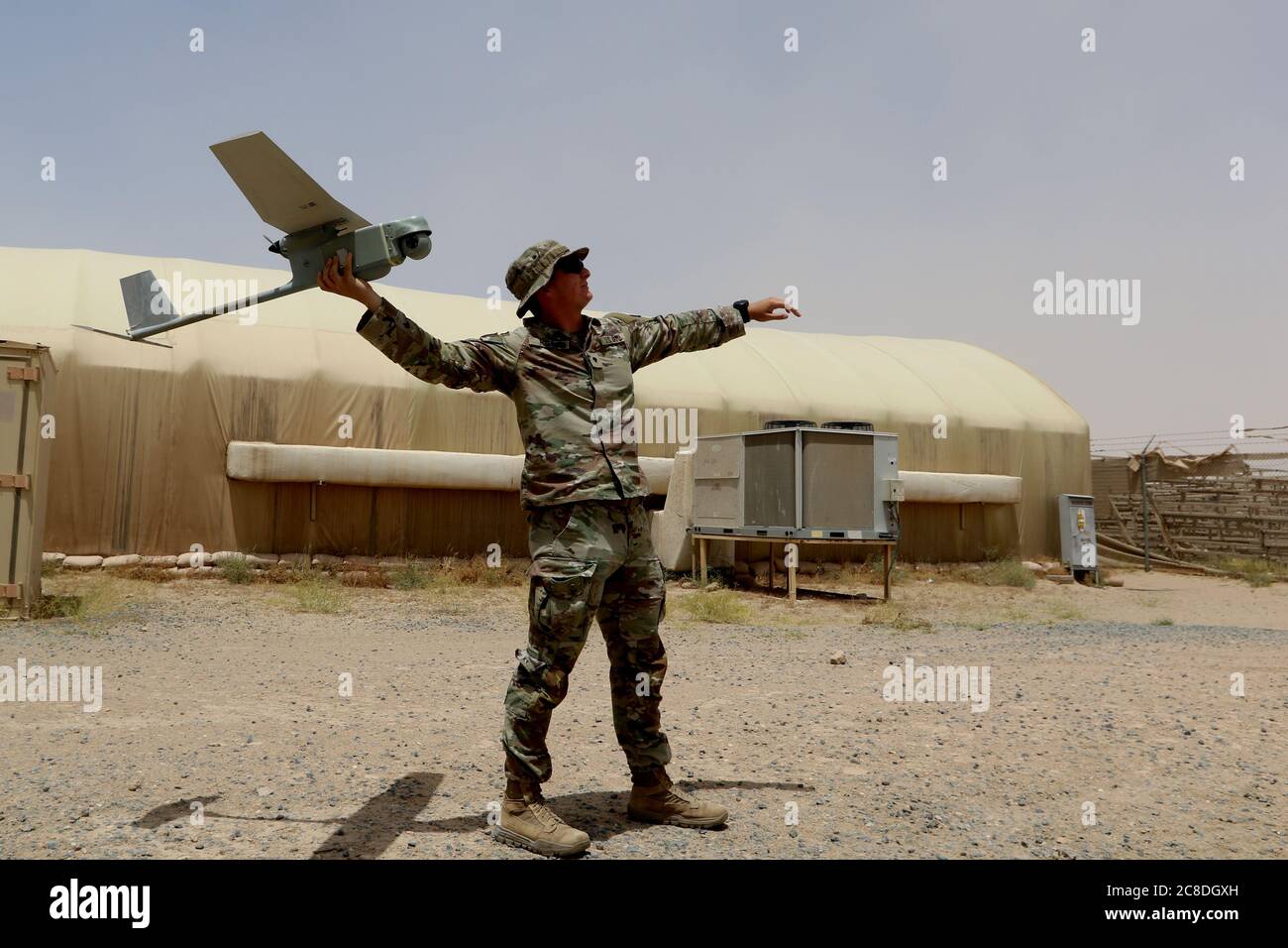 Soldati statunitensi nella sede centrale, sede centrale della società, 4-118 ° Reggimento fanteria, 30esimo Armored Brigade Combat Team, South Carolina National Guard, Ricevere un primo training di qualificazione sul RQ-11B Raven per apprendere le nozioni fondamentali del volo per i sistemi di aeromobili senza equipaggio di piccole dimensioni e l'integrazione nelle operazioni di plotone durante il deploying nell'area di responsabilità del comando centrale, il 13 maggio 2020. (STATI UNITI Guardia Nazionale dell'esercito foto di Capt. Regina Corbin) Foto Stock