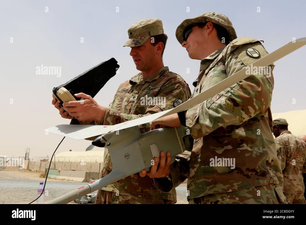 Soldati statunitensi nella sede centrale, sede centrale della società, 4-118 ° Reggimento fanteria, 30esimo Armored Brigade Combat Team, South Carolina National Guard, Ricevere un primo training di qualificazione sul RQ-11B Raven per apprendere le nozioni fondamentali del volo per i sistemi di aeromobili senza equipaggio di piccole dimensioni e l'integrazione nelle operazioni di plotone durante il deploying nell'area di responsabilità del comando centrale, il 13 maggio 2020. (STATI UNITI Guardia Nazionale dell'esercito foto di Capt. Regina Corbin) Foto Stock