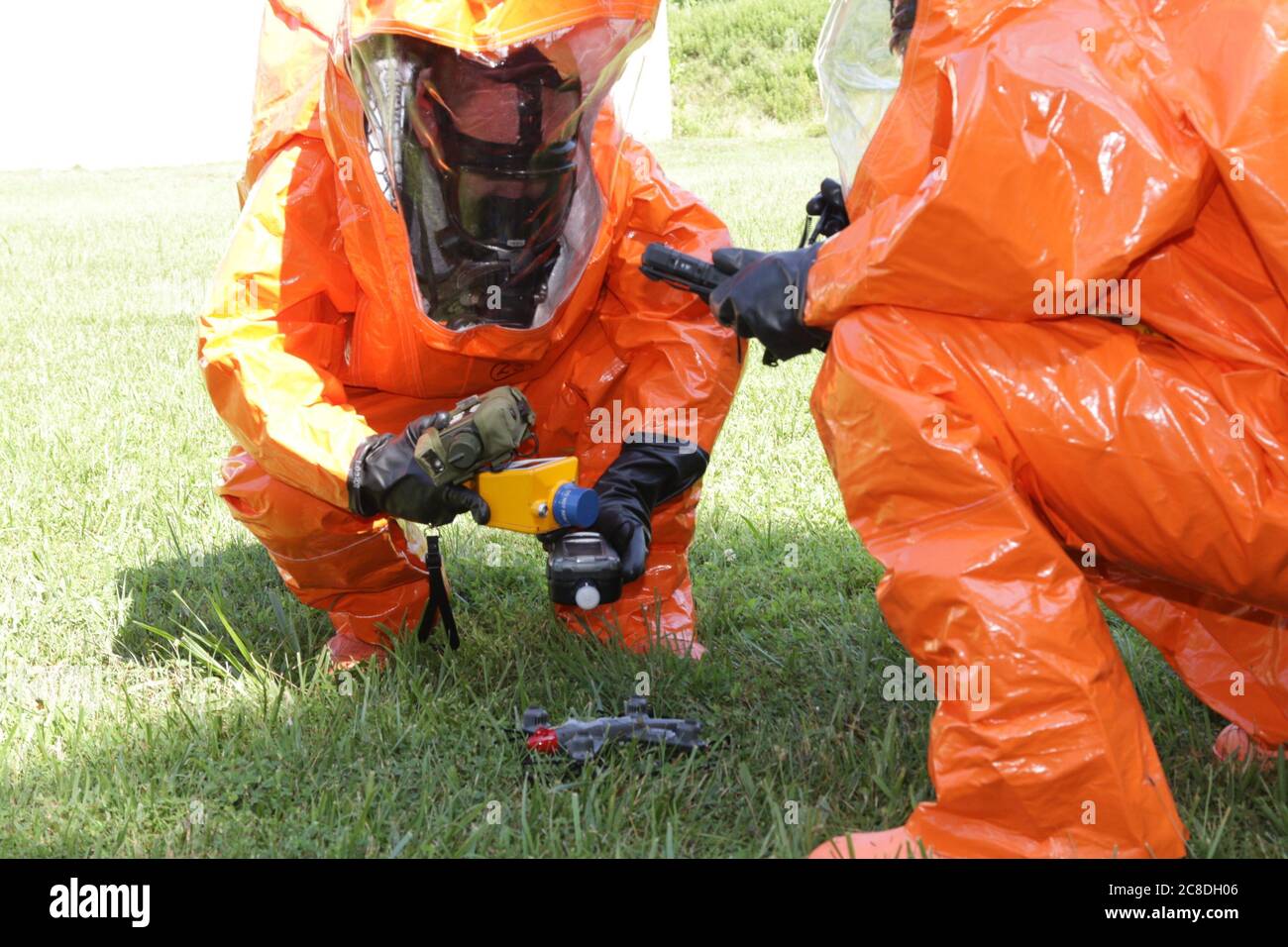 Staff Sgt Warren Brewer (a sinistra), un membro della 34esima squadra di supporto civile della Guardia Nazionale della Virginia, esamina un drone per la prova di armi di distruzione di massa per un esercizio di addestramento alla riserva militare di Steven Blum a Glen Arm, Maryland, il 21 luglio 2020. La 34esima CST utilizza questo tipo di esercizio per allenarsi, in modo che siano sempre pronti a sostenere le autorità civili in un incidente domestico chimico, biologico, radiologico o nucleare. (STATI UNITI Guardia Nazionale foto di Sgt. Chazz Kibler) Foto Stock