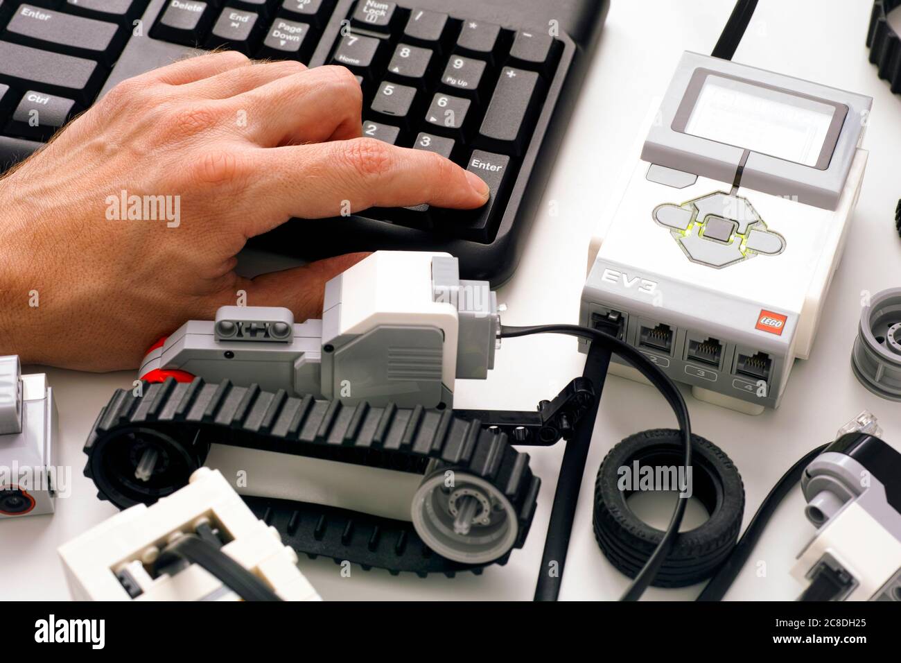 Tambov, Federazione Russa - 25 Dicembre 2019 persona mano sulla tastiera codifica LEGO MINDSTORMS blocchi robot EV3 sul computer. Scatto in studio. Foto Stock
