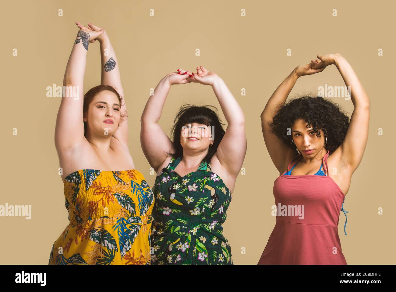 Gruppo di 3 donne oversize in posa in studio - belle ragazze che accettano imperfezione del corpo, colpi di bellezza in studio - concetti circa l'accettazione del corpo, bod Foto Stock