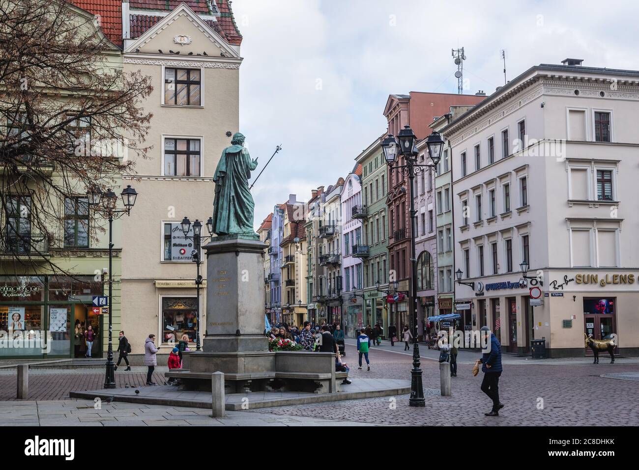 Statua di Nicolaus Copernico di fronte al municipio gotico della città vecchia nella città di Torun, Voivodato pomeriano Kuyaviano, Polonia Foto Stock