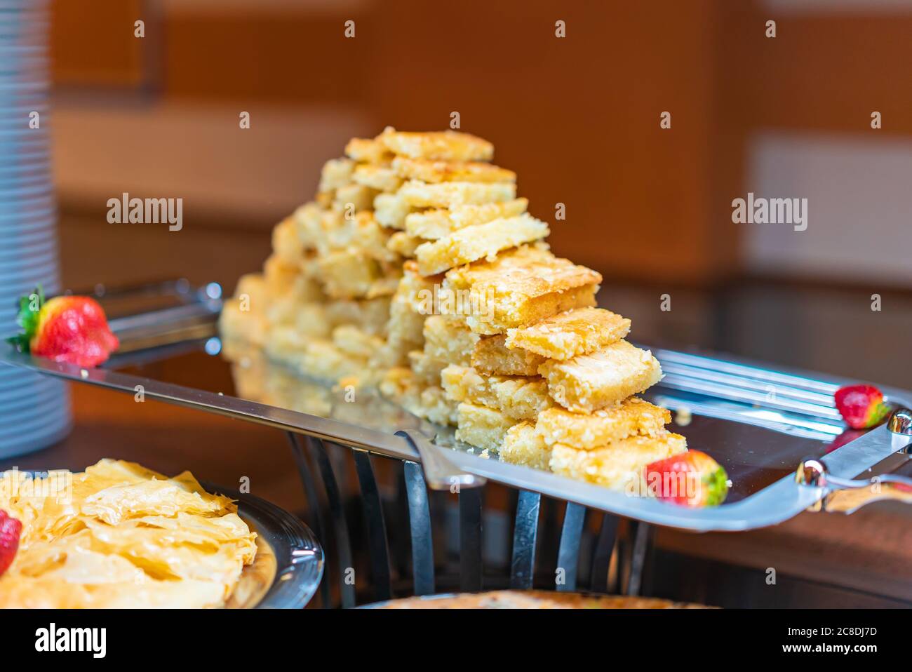 Torta di semola egiziana con mandorle e sciroppo. Biscotti orientali Basbousa - splendidamente serviti su piastra di metallo. Deserto tradizionale in Egitto Foto Stock