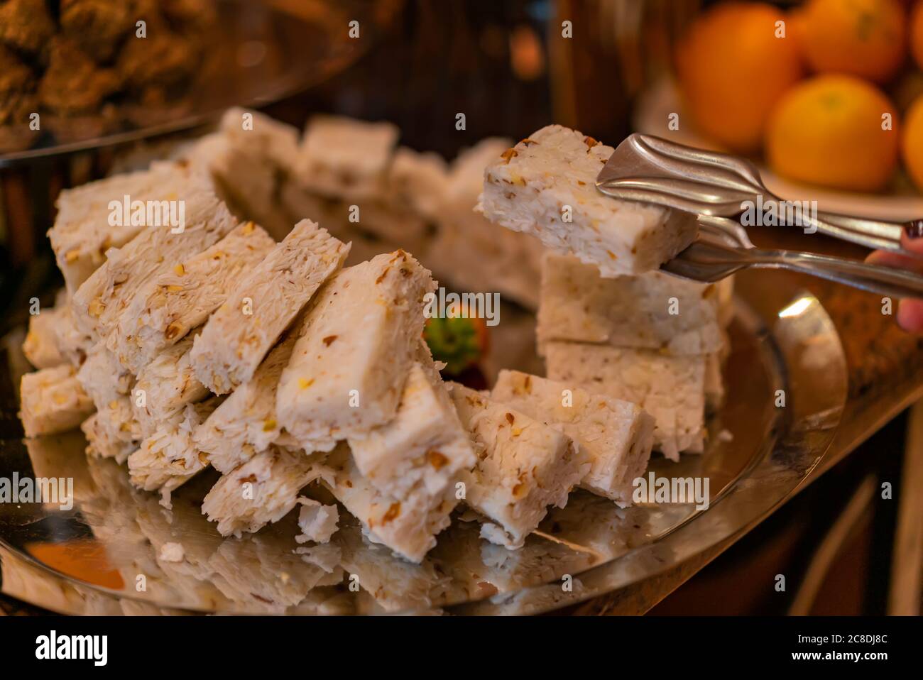 Torta di semola egiziana con noci e sciroppo. Biscotti orientali Basbousa - splendidamente serviti su piastra di metallo. Deserto tradizionale in Egitto Foto Stock