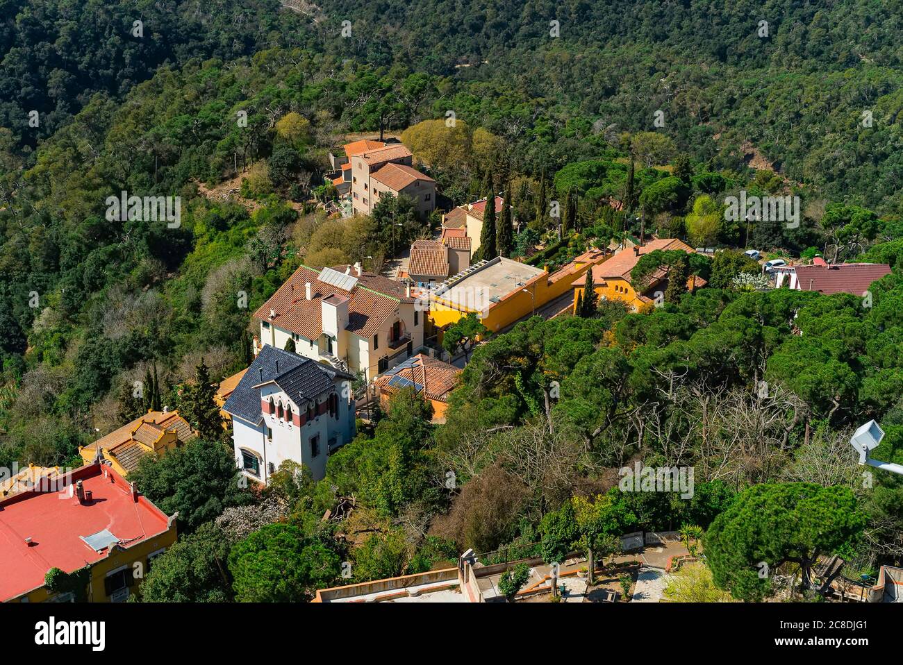 Case di pietra sulla collina circondata da alberi. Piccolo vilage vicino Barcellona, Spagna. Foto Stock