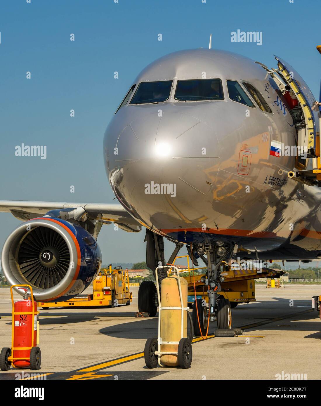 Verona - Settembre 2018: Vista frontale di un aereo Aeroflot Airbus A320 all'aeroporto di Verona. Foto Stock