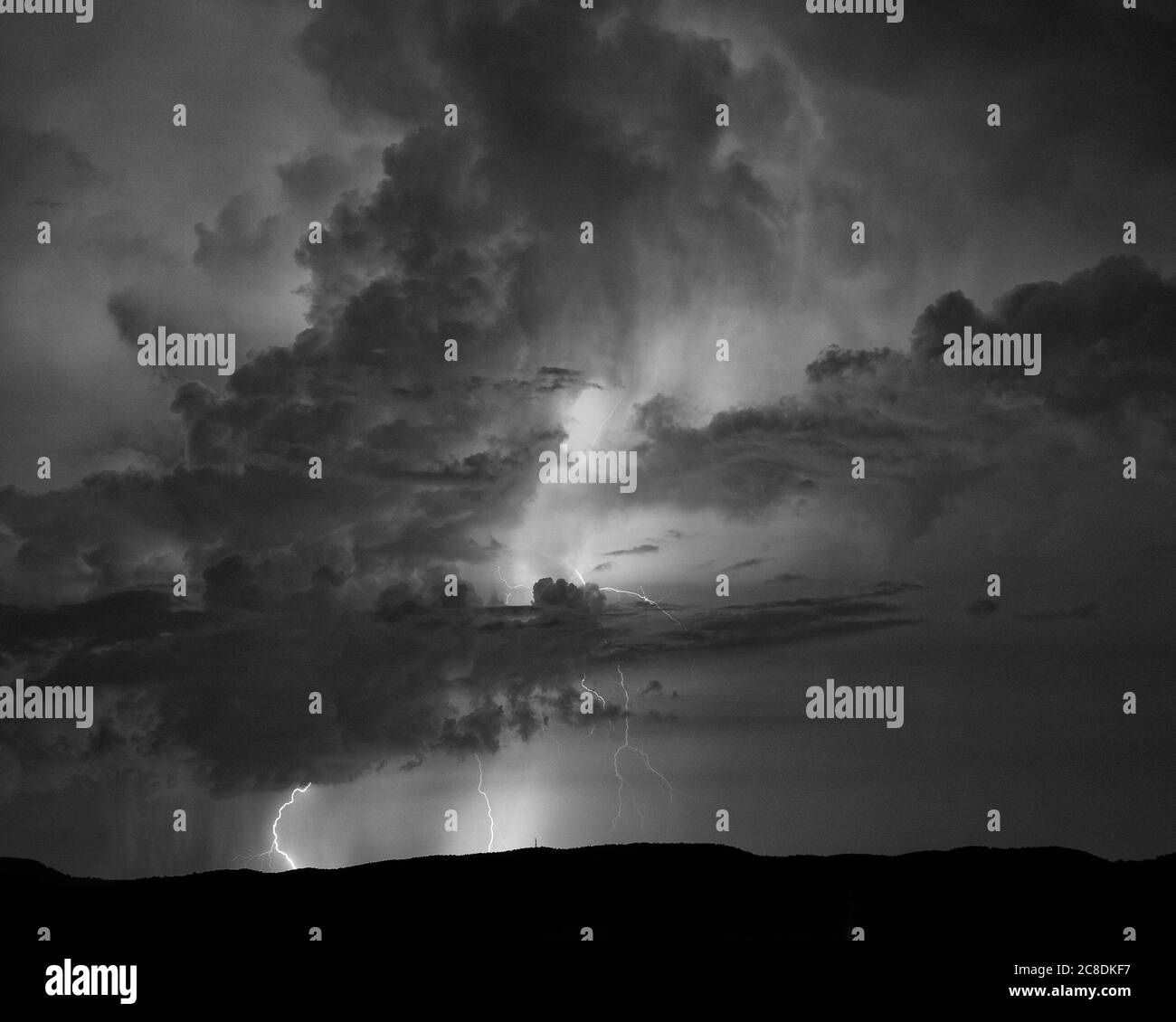 Vista monocromatica di più fulmini durante le tempeste estive nella Carolina del Nord occidentale. Foto Stock