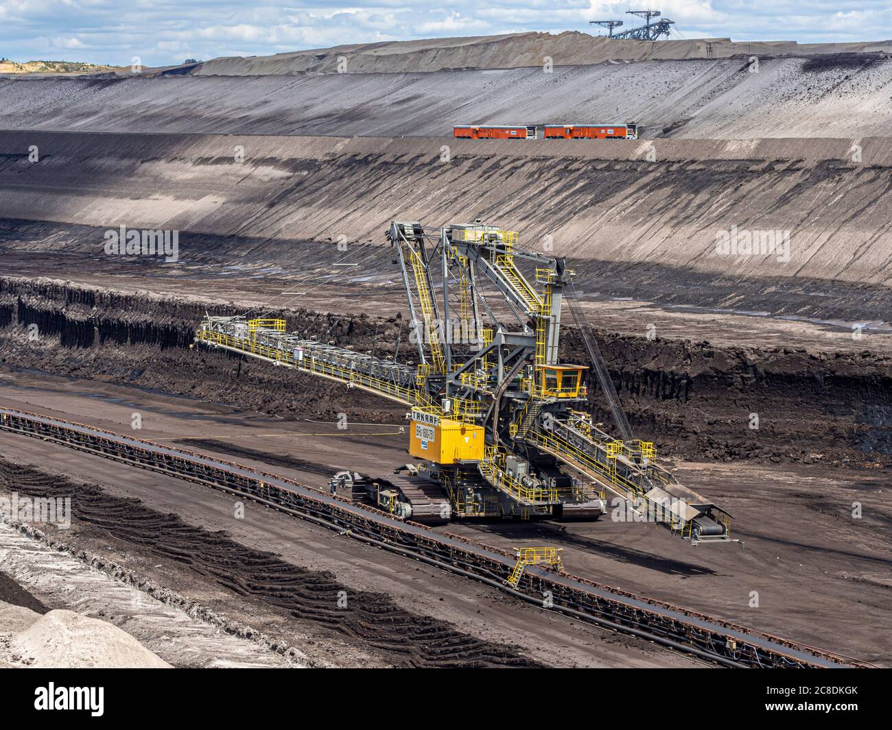 Attività di estrazione del carbone bruno a Welzow Süd, una delle più grandi miniere di lignite di carbone marrone a cielo aperto tedesche nei pressi di Cottbus nello stato di Bran Foto Stock