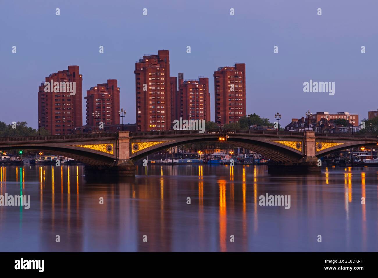 Inghilterra, Londra, Chelsea, Battersea Bridge e World's End Estate blocchi a torre Foto Stock