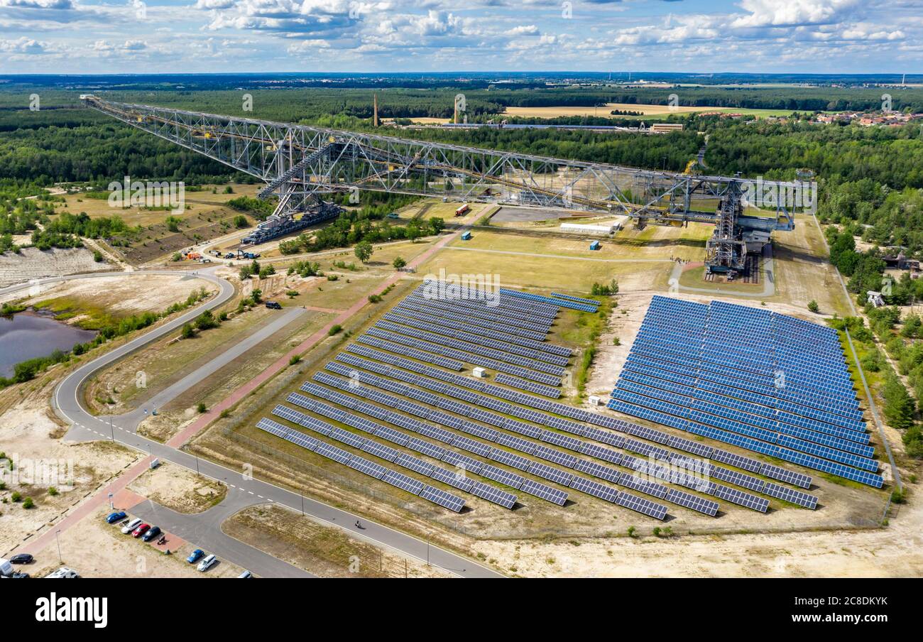 Impianto solare a bordo del trasportatore F60 a Lichterfeld, ora un museo lasciato dopo l'estrazione del carbone. Due escavatori insieme sono stati in grado di sciare un massimo di 60 MET Foto Stock
