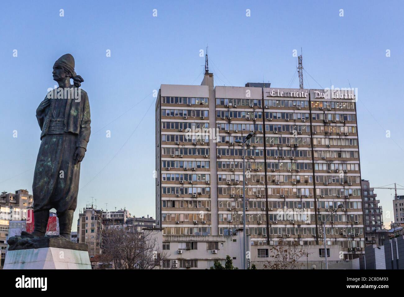 Statua dell'immigrato libanese e edificio della sede centrale di Electricite du Liban in via Armenia a Beirut, Libano Foto Stock