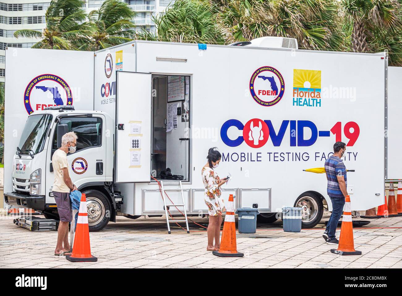 Miami Beach Florida,Covid-19 coronavirus pandemic Biological Crisis,mobile testing facility,FDEM Division of Emergency Management,line Queue,man men m Foto Stock