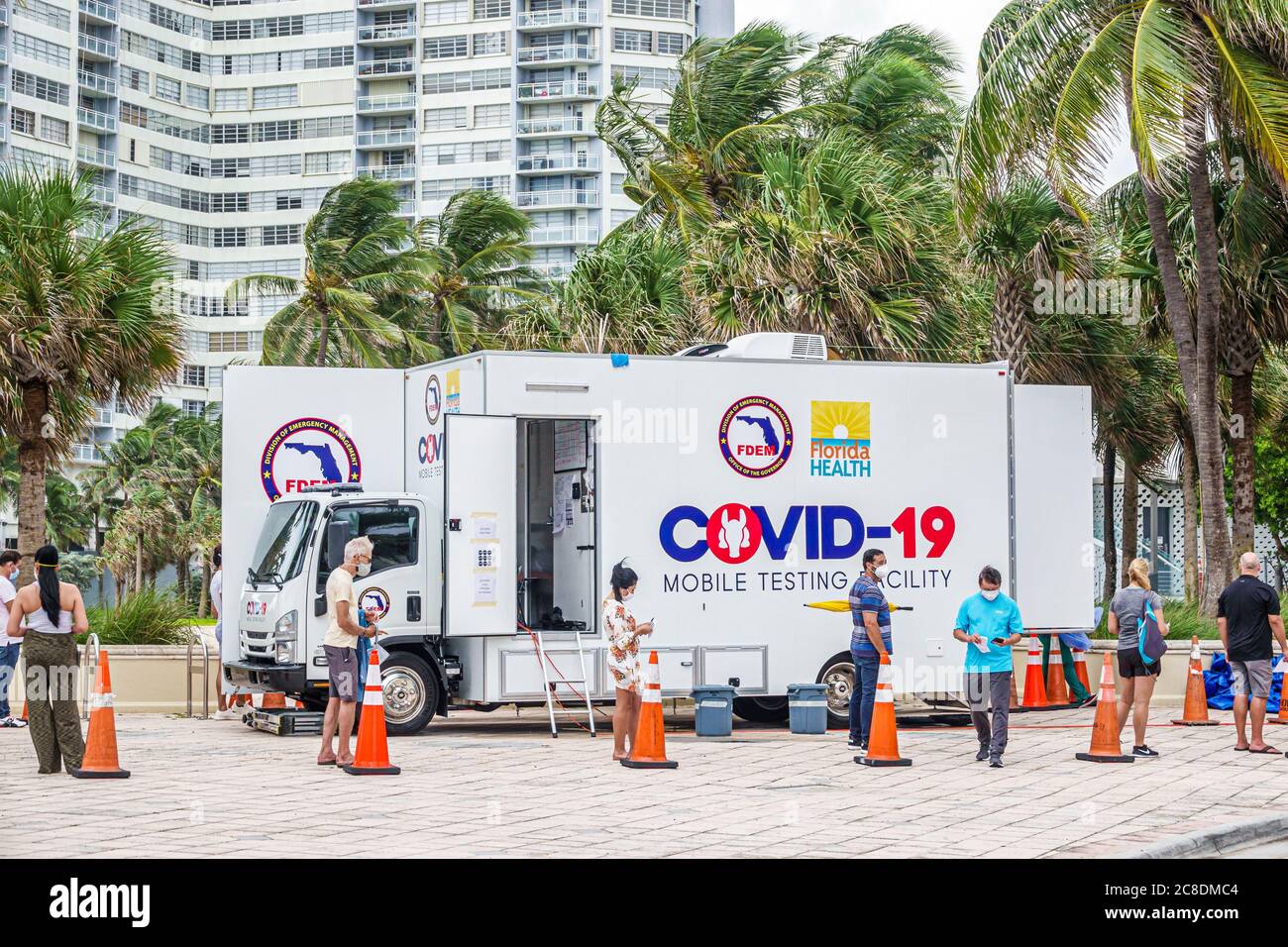 Miami Beach Florida,Covid-19 coronavirus pandemic Biological Crisis,mobile testing facility,FDEM Division of Emergency Management,line Queue,man men m Foto Stock