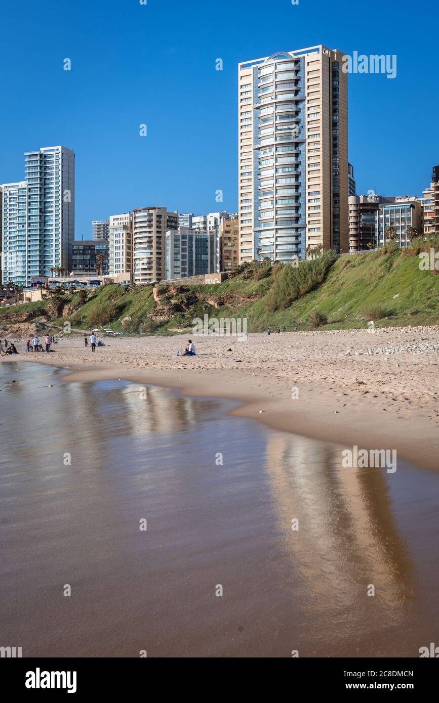 Buildikngs sopra la spiaggia pubblica di Ramlet al Baida situata lungo l'estremità meridionale del lungomare di Corniche Beirut a Beirut, Libano Foto Stock