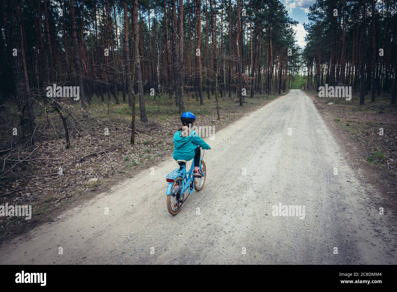8 anni ragazza in bicicletta nella foresta vicino Minsk Mazowiecki n la Voivodato Masoviano nella Polonia centrale Foto Stock