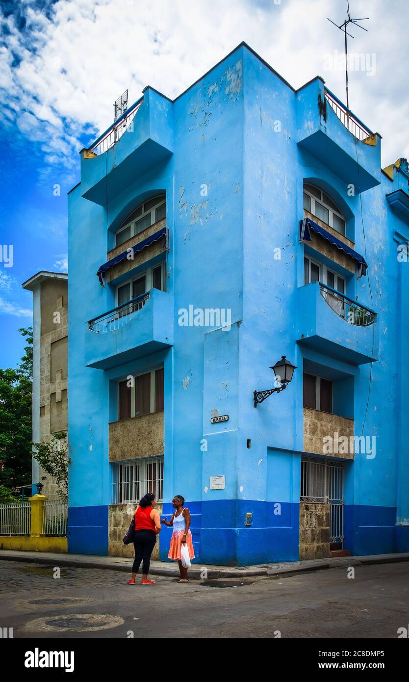 L'Avana, Cuba, 2019 luglio, due donne che parlano fuori di un edificio blu in Calle Muralla, nella parte più antica della città Foto Stock