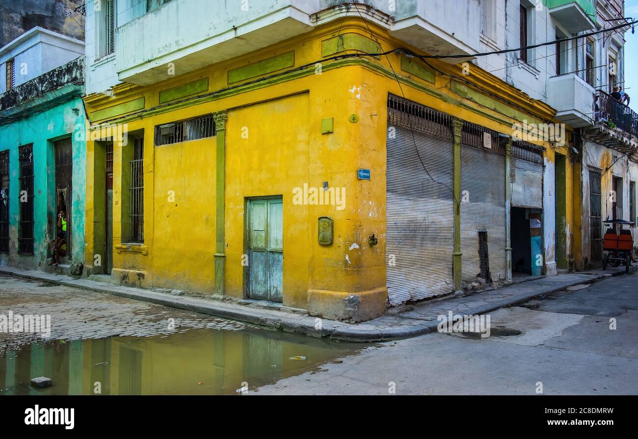 L'Avana, Cuba, luglio 2019, la polizia chiama box su un muro giallo ad angolo nella parte più antica della città Foto Stock