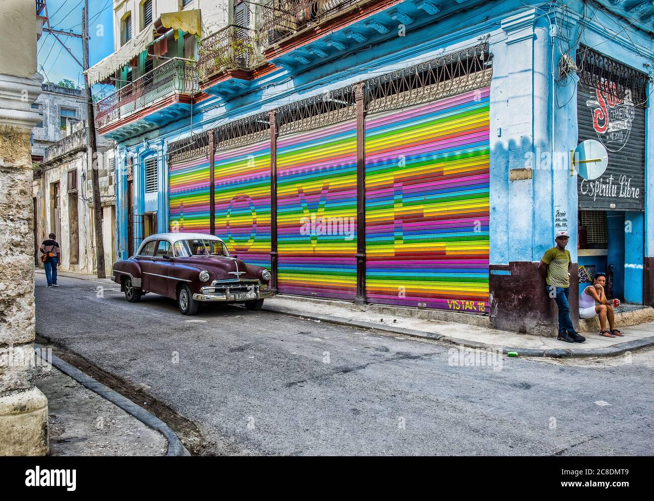 Havana, Cuba, 2019 luglio, borgogna colore Chevrolet auto parcheggiata di fronte al murale `Love `dipinto su un negozio di serre dall'artista di strada Robin Pedraj Foto Stock