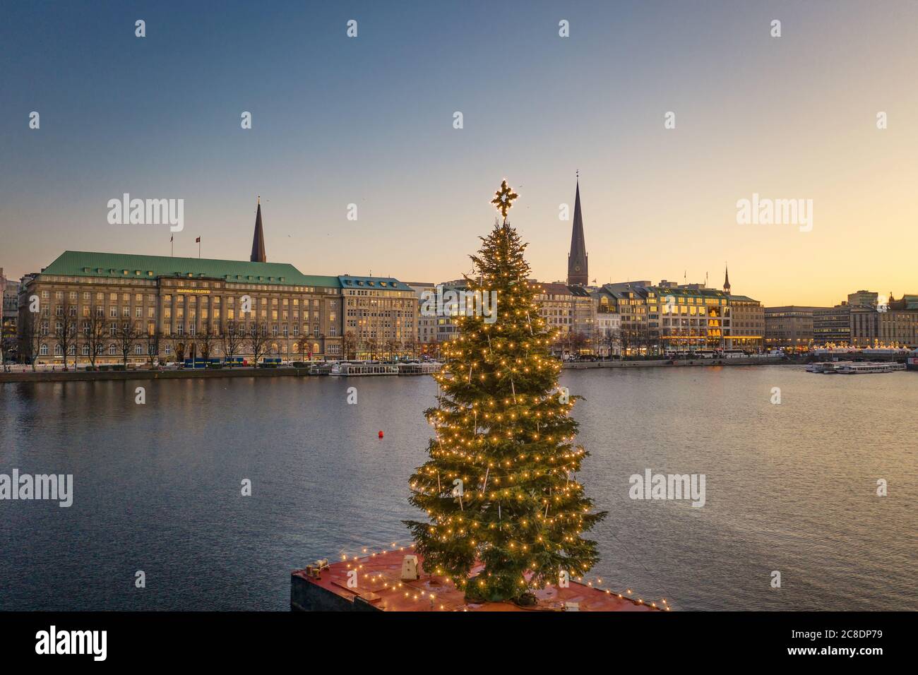 Albero di natale sul lago alster ad Amburgo Foto Stock