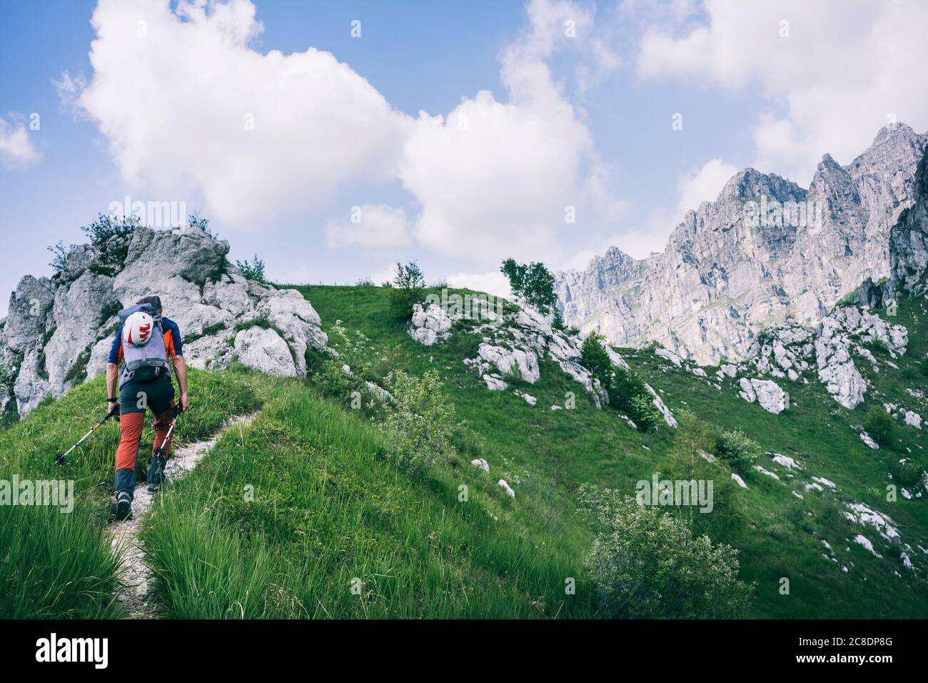 Escursioni a piedi su sentieri di montagna, Orobie, Alpi europee, Como, Italia Foto Stock
