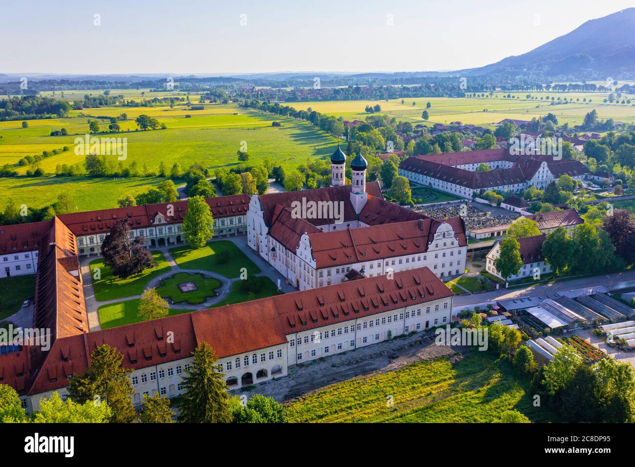 Germania, Baviera, Drone vista cortile di Benediktbeuern Abbazia in primavera Foto Stock