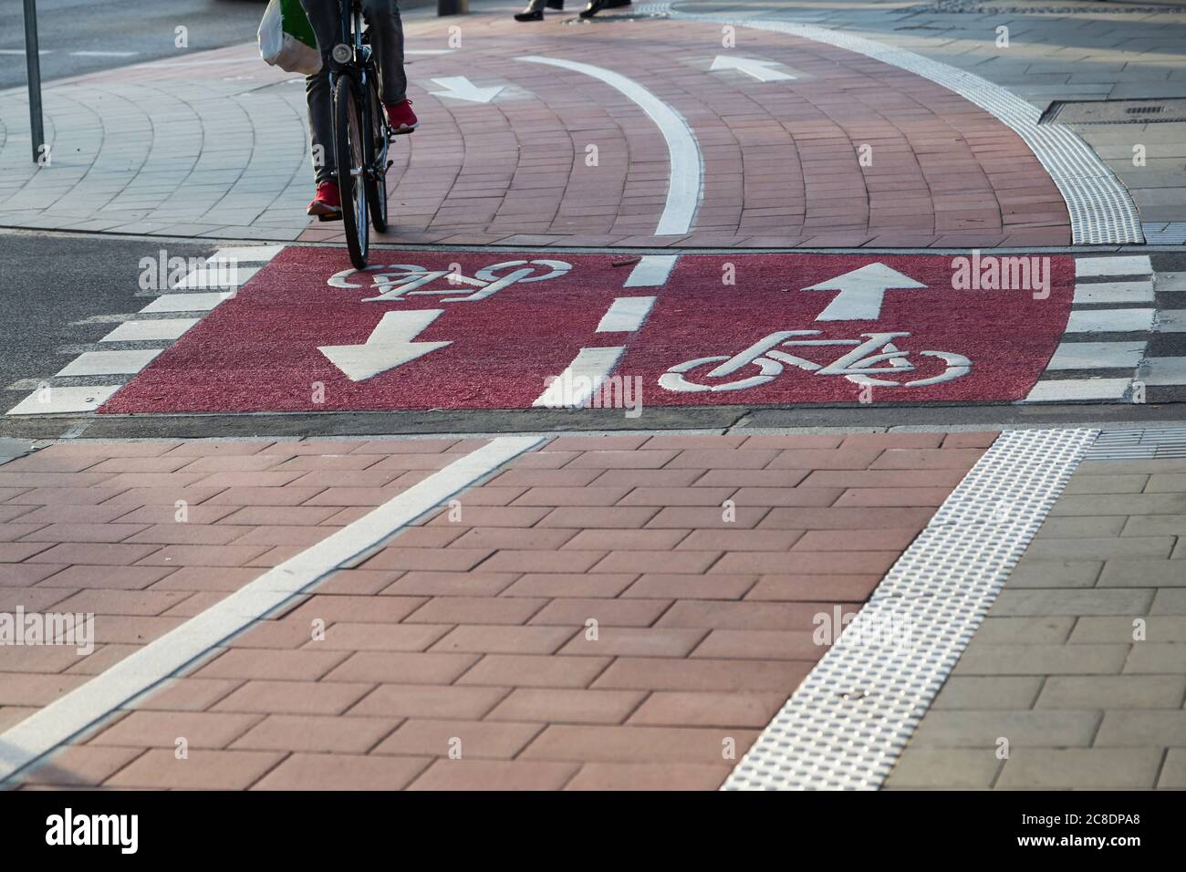 pista ciclabile bidirezionale che attraversa la strada Foto Stock