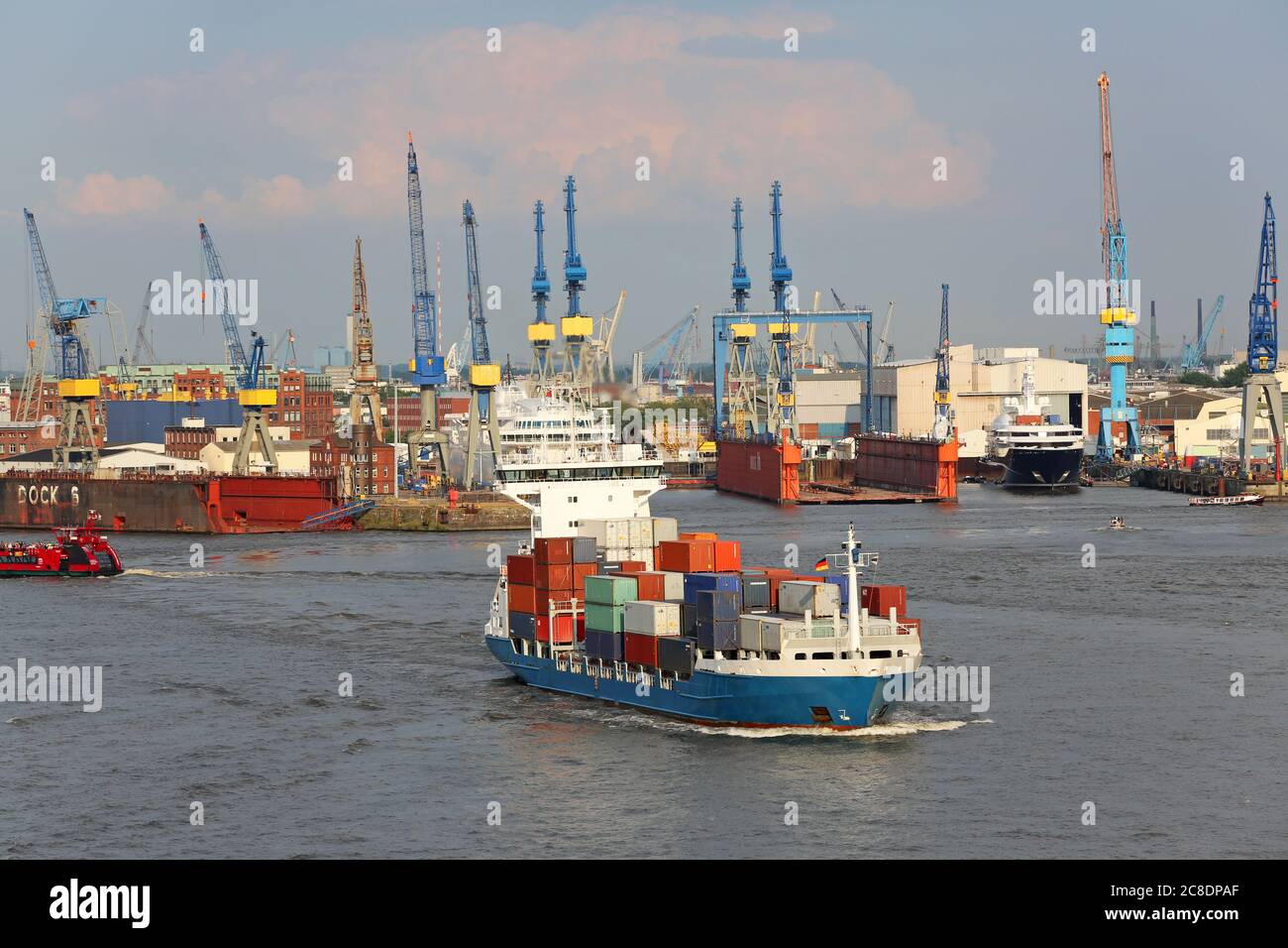 Nave di alimentazione nel porto di Amburgo Foto Stock