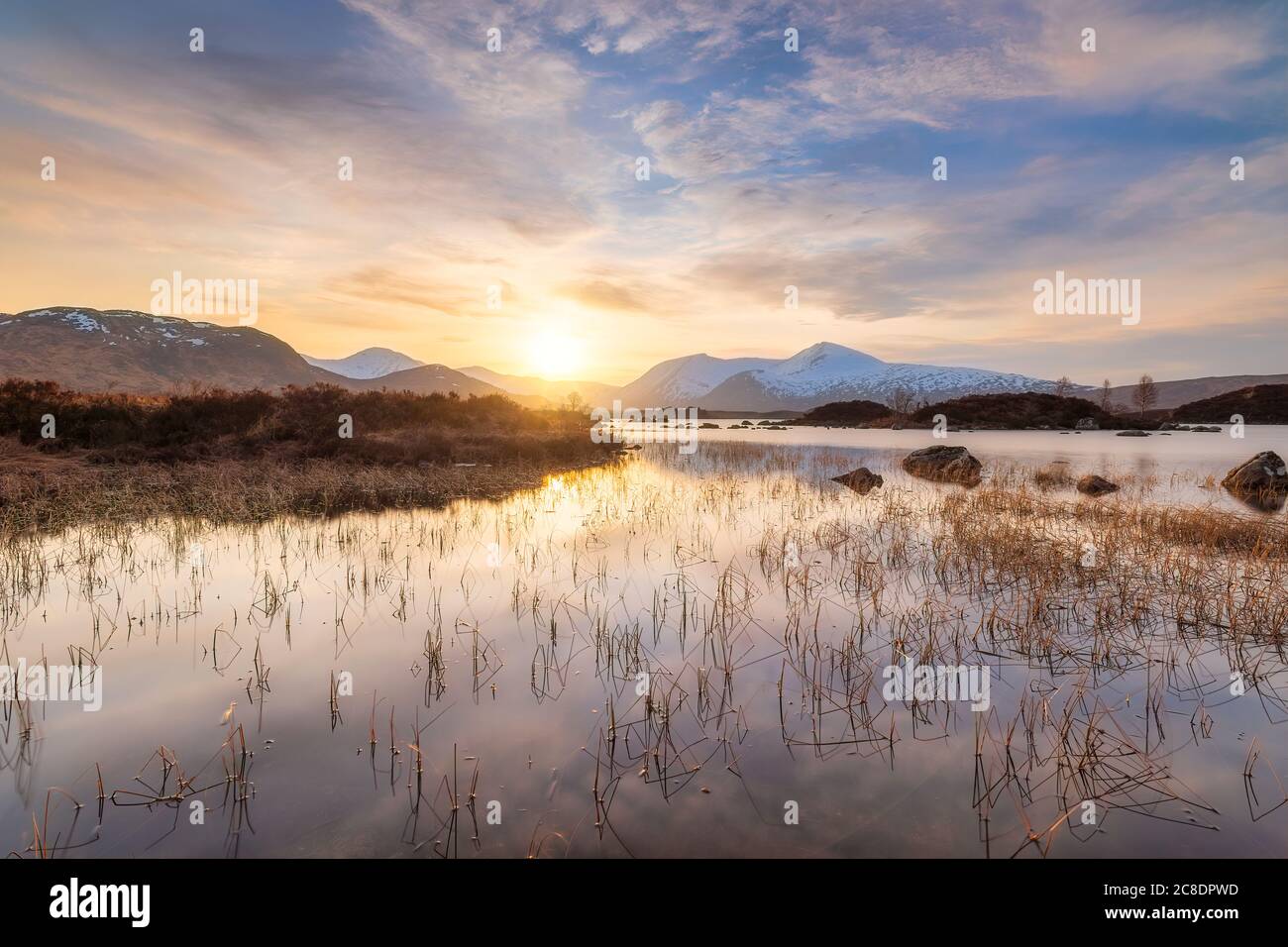 Regno Unito, Scozia, Lochan na h-Achlaise al tramonto Foto Stock