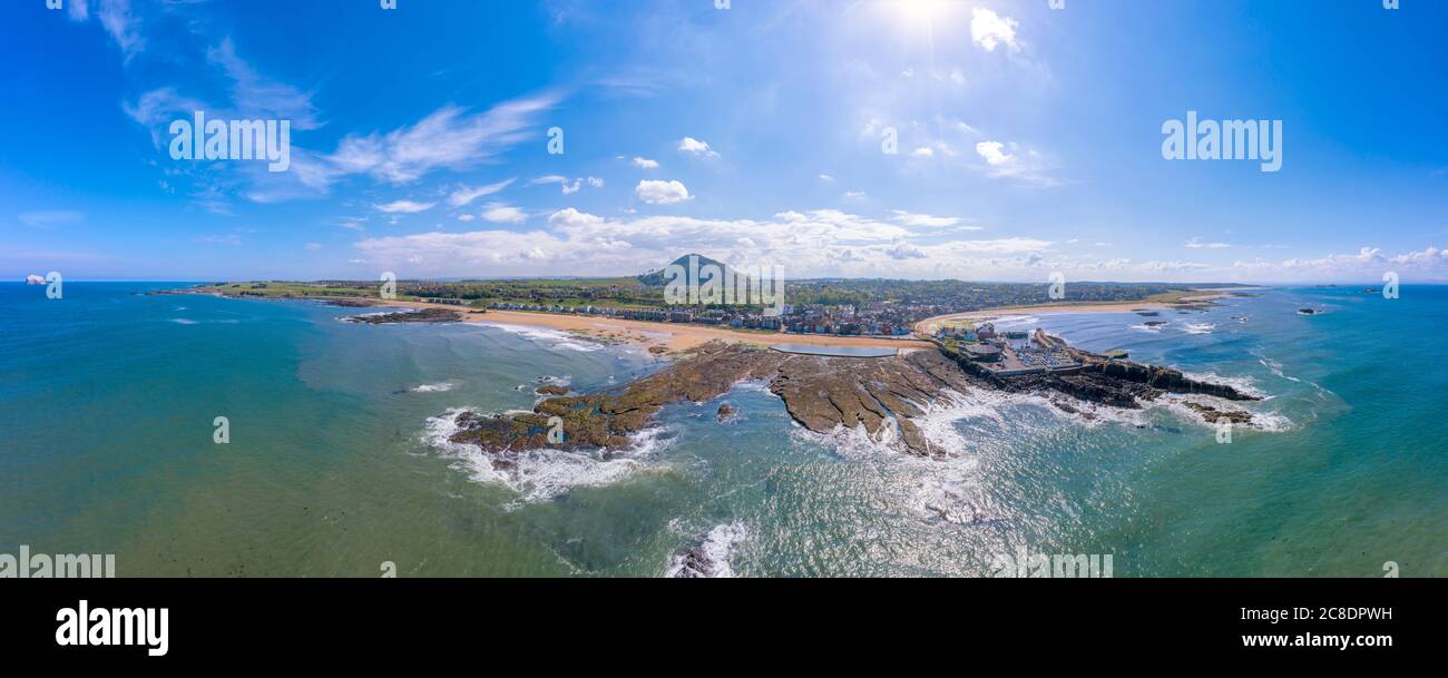 Regno Unito, Scozia, North Berwick, Drone vista della costa di Firth of Forth in estate Foto Stock