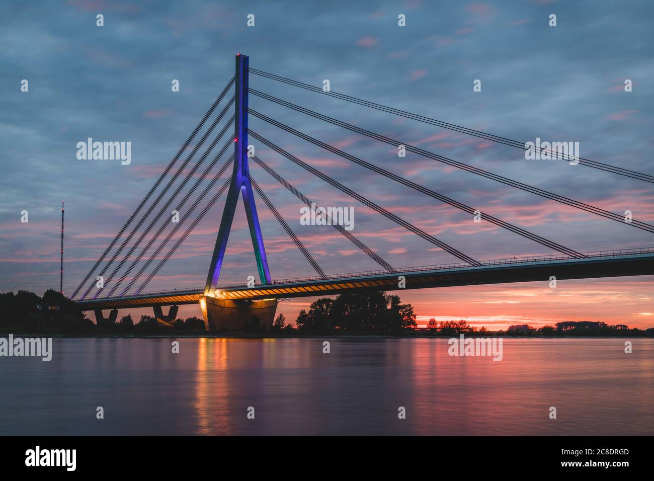 Germania, Nord Reno-Westfalia, Wesel, Niederrheinbrucke ponte Wesel al tramonto nuvoloso Foto Stock