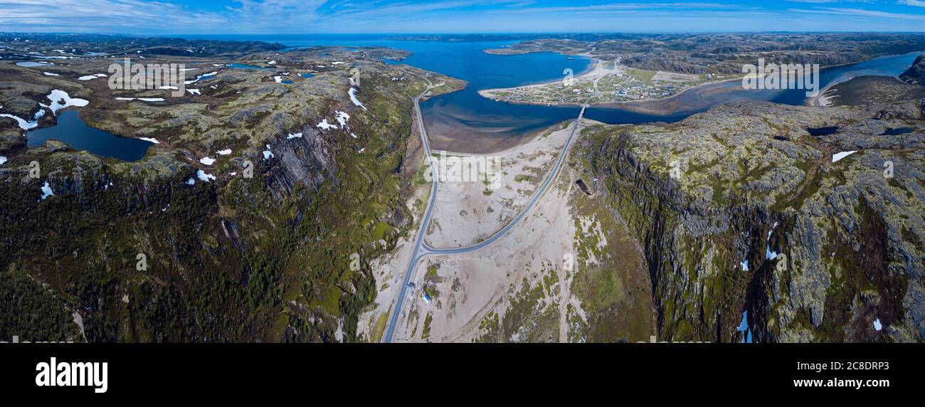 Russia, regione di Murmansk, distretto di Kolsky, Teriberka, costa e strade del mare, vista aerea Foto Stock