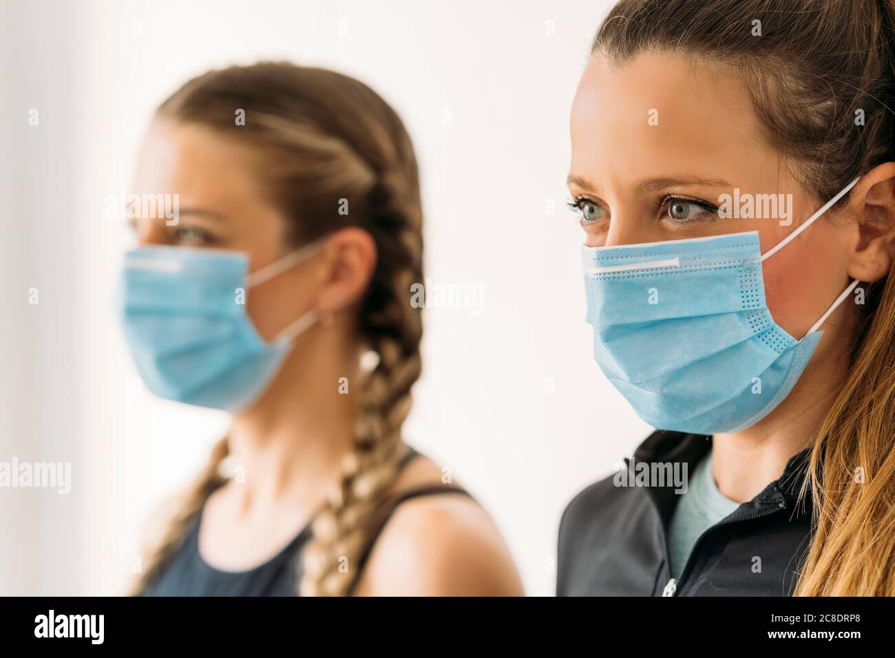 Ritratto di due donne sportive che indossano maschere facciali Foto Stock