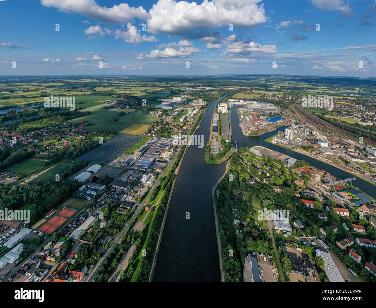 Germania, Nord Reno-Westfalia, Minden, veduta aerea della città lungo il canale Mittelland Foto Stock